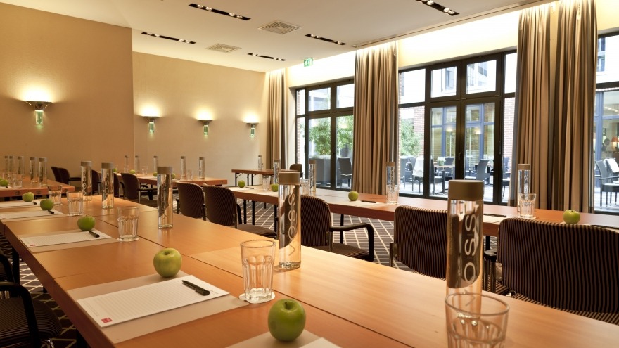 Tagungsraum Berlin I parlamentarische Sitzordnung relexa hotel Berlin - Tagungsraum Berlin I parlamentarische Sitzordnung